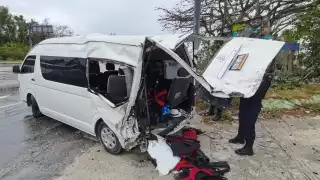 Elementos de la Policía Municipal acudieron al sitio para entrevistarse con el conductor de la van de transporte turística privada