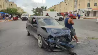 Policías de Cancún detuvieron al conductor para el deslinde de responsabilidades