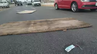 Policías realizaron un operativo emergente para evitar que algún automóvil sea perjudicado por el incidente