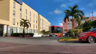El hotel se encuentra la Supermanzana 8, frente a Plaza las Américas