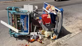 Comerciante vuelca con su mototriciclo sobre la carretera federal 307 en Quintana Roo