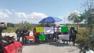 Bloquean carretera en Calax, Sabancuy, tras muerte de dos jóvenes en moto 