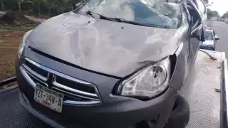 El vehículo dio varias vueltas sobre la carretera para terminar impactando contra un poste de la CFE