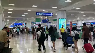 Los pasajeros esperan impacientes por abordar sus vuelos