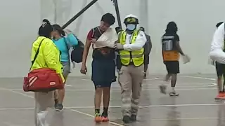 Adolescente sufre posible fractura de clavícula tras disputar un balón en un juego de basquetbol en Escárcega