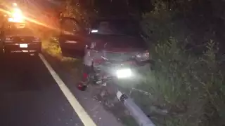 OPolicías permanecieron largo rato después del accidente para evitar un segundo choque con los restos del vehículo en carretera