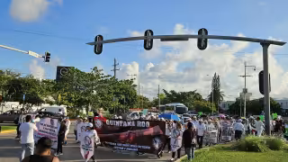 Realizan marcha trabajadores del IMSS en Cancún para demandar mejores condiciones laborales