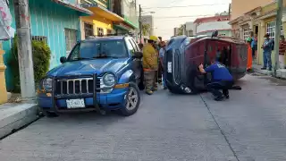 Tras el fuerte impacto el vehículo se volcó sobre su costado izquierdo mientras que el responsable cómo pudo logró salir de la unidad