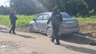 Vehículo abandonado en la Región 205 de Cancún genera miedo entre vecinos