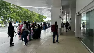 Familia se reencuentra después de cinco años sin verse en el Aeropuerto de Cancún