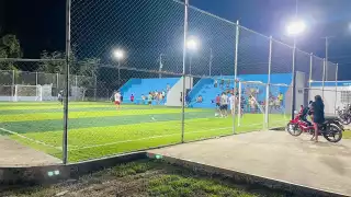 Emmanuel Hernández trató de tener el control de la cancha recién inaugurada en la comunidad