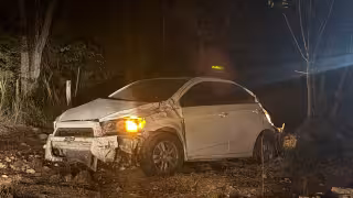 Grava suelta provoca choque de automóvil en Hopelchén; conductor resultó herido