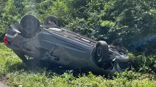 El automóvil quedó volcado cerca del libramiento hacia el Aeropuerto Internacional de Cancún