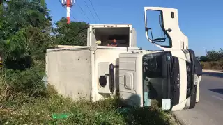 Camión contenedor de congelados se vuelca en la Cancún-Puerto Morelos