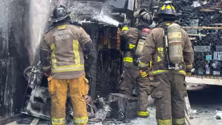 Chatarrería se incendia en la SM 92 y moviliza a bomberos de Cancún