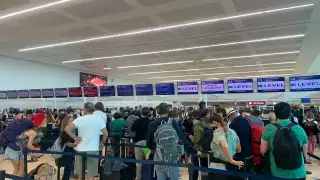 Los pasajeros de Aeroméxico esperan respuesta de la aerolínea, y algunos pidieron sus reembolsos
