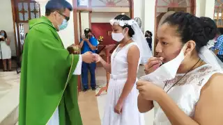Los adolescentes que realizaron esta ceremonia respetaron el protocolo sanitario de cómo el uso del gel antibacterial. Llegaron con el sacerdote para recibir la ostia