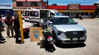 Motociclista sufre graves lesiones tras ser arrollado por camioneta en ciudad del Carmen
