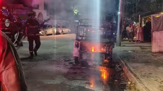 Incendian mototaxi en Villas Otoch, Cancún; ataque genera fuerte movilización de emergencia