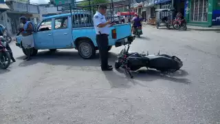 Camioneta corta circulación a motociclista de mandaditos en Escárcega: Termina en el hospital
