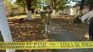 La motocicleta de los delincuentes fue abandonada sobre la calle Camarón de la Supermanzana 28, en Cancún