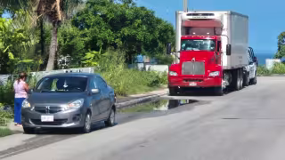 Familia se lleva tremendo susto tras ser impactada por un camión en Champotón