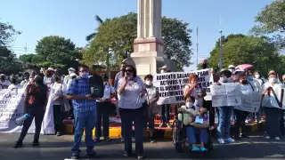 Entre lonas y consignas, los maestros celebran su día con una manifestación en la avenida Reforma, en Mérida