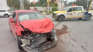 Choque entre dos vehículos deja tres personas lesionadas en la SM 51 de Cancún