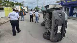 Percance vial en Campeche deja cuantiosos daños; camioneta de reparto termina volcada