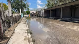 Lluvias convierten calles de Escárcega en ríos; vecinos exigen solución