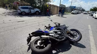 Motociclista sale ileso de milagro tras ser impactado por camioneta en Playa del Carmen