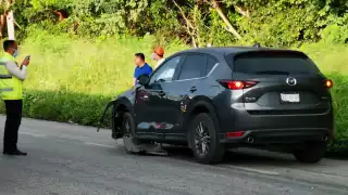 El motociclista chocó contra una camioneta Mazda