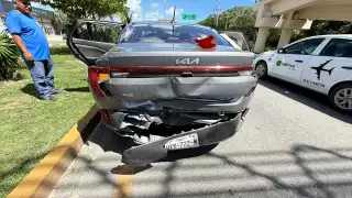 Aparatoso choque en el boulevard Playa del Carmen deja solo daños materiales