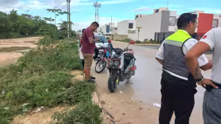 Motociclista derrapa por pavimento mojado y se estrella contra dos autos en Cancún