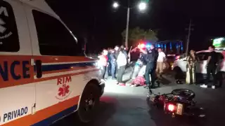 Accidente entre una Van y una motocicleta deja 3 personas lesionadas en Cancún