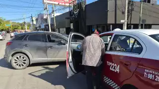 Percance entre taxi y vehículo particular congestiona la avenida Periférica en Ciudad del Carmen