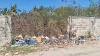 Lote baldío en Champotón se convierte en foco de incendio por basura y vidrio