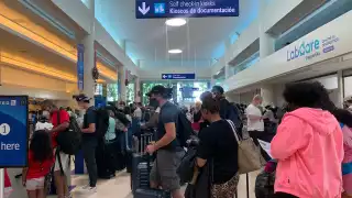 Ante el aumento de contagios en Quintana Roo, los turistas esperan salir lo antes posible del país