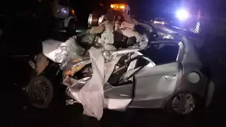 El automóvil quedó destrozado luego de estrellarse contra una grúa en la vía federal Cancún-Playa del Carmen
