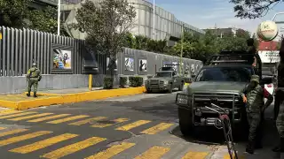 Elementos de la Sedena realizan un operativo en la torre de Pemex en la CDMX