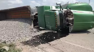 Terminó volcado sobre la vía de rodamiento que conduce al poblado de X-Hazil Sur