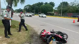 El motociclista terminó con un fuerte golpe en la cabeza