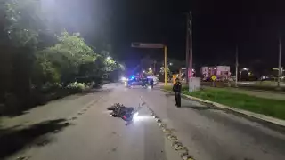 Motociclista derrapa en la avenida Bonampak de Cancún y termina lesionado