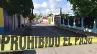 En el lugar aún se encuentra el cuerpo tirado, ya que se espera la llegada de la Semefo