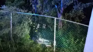 El automóvil se salió de la vía de circulación, destrozó una malla y terminó entre la maleza tras el accidente en Cancún