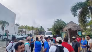 Trabajadores bloquean acceso a Costa Maya por presunto incumplimiento en pago de utilidades