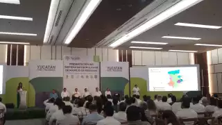 Mauricio Vila se encuentra en el evento desde el Centro Internacional de Congresos de Yucatán