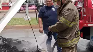 Cortocircuito provoca incendio de un vehículo en Ciudad del Carmen