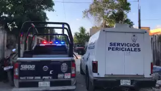 La zona fue acordonada ya que cerca del cuerpo quedaron casquillos percutidos calibre .223 y 9 milímetros