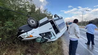 Volcadura de transporte turístico en la Carretera Federal 307 deja heridos y moviliza a cuerpos de emergencia